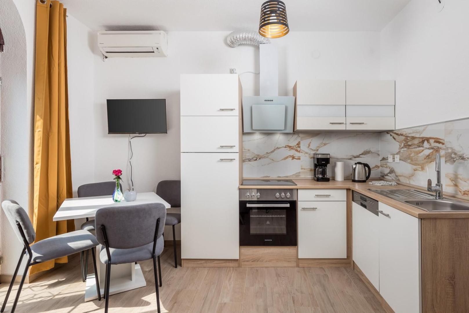 Apartments Jadranka オミサリ エクステリア 写真